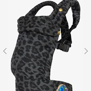 Artipoppe carrier in black and grey Leopard Print